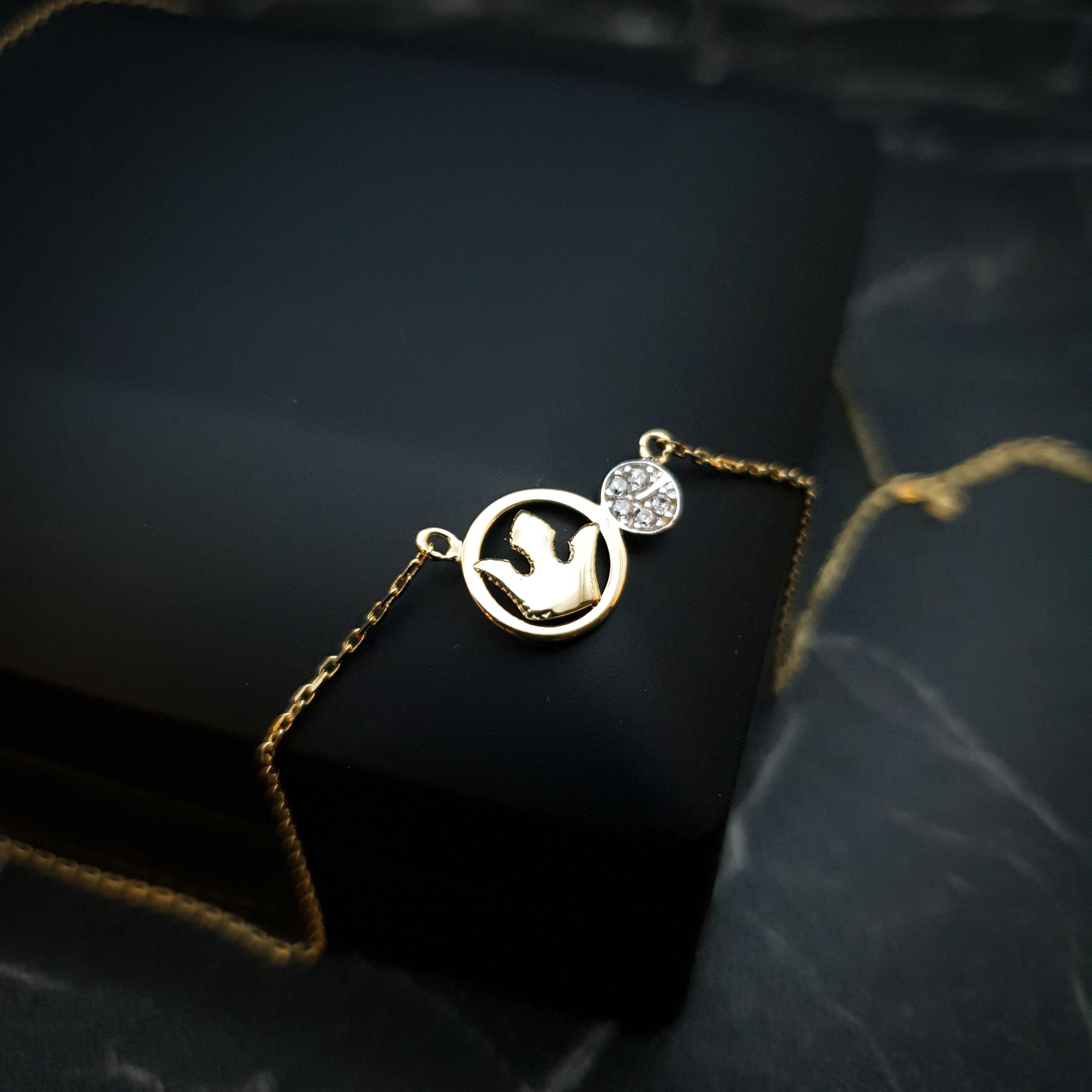 18K Gold Crown Necklace: Delicate Charm Pendant