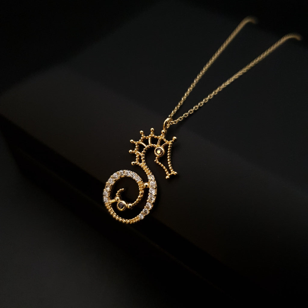 18K Gold Sea Horse Pendant Necklace: Modern Charm Design