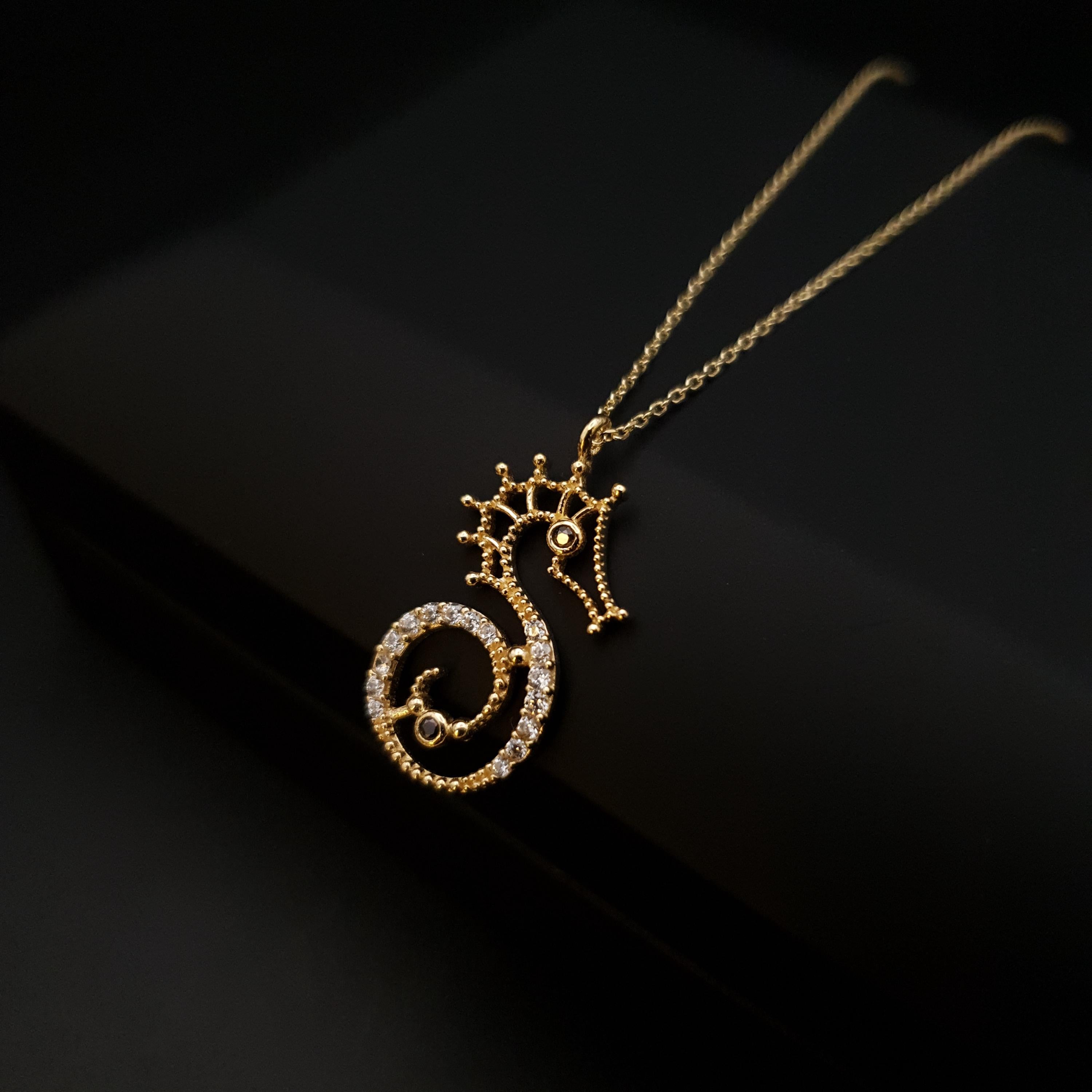 18K Gold Sea Horse Pendant Necklace: Modern Charm Design