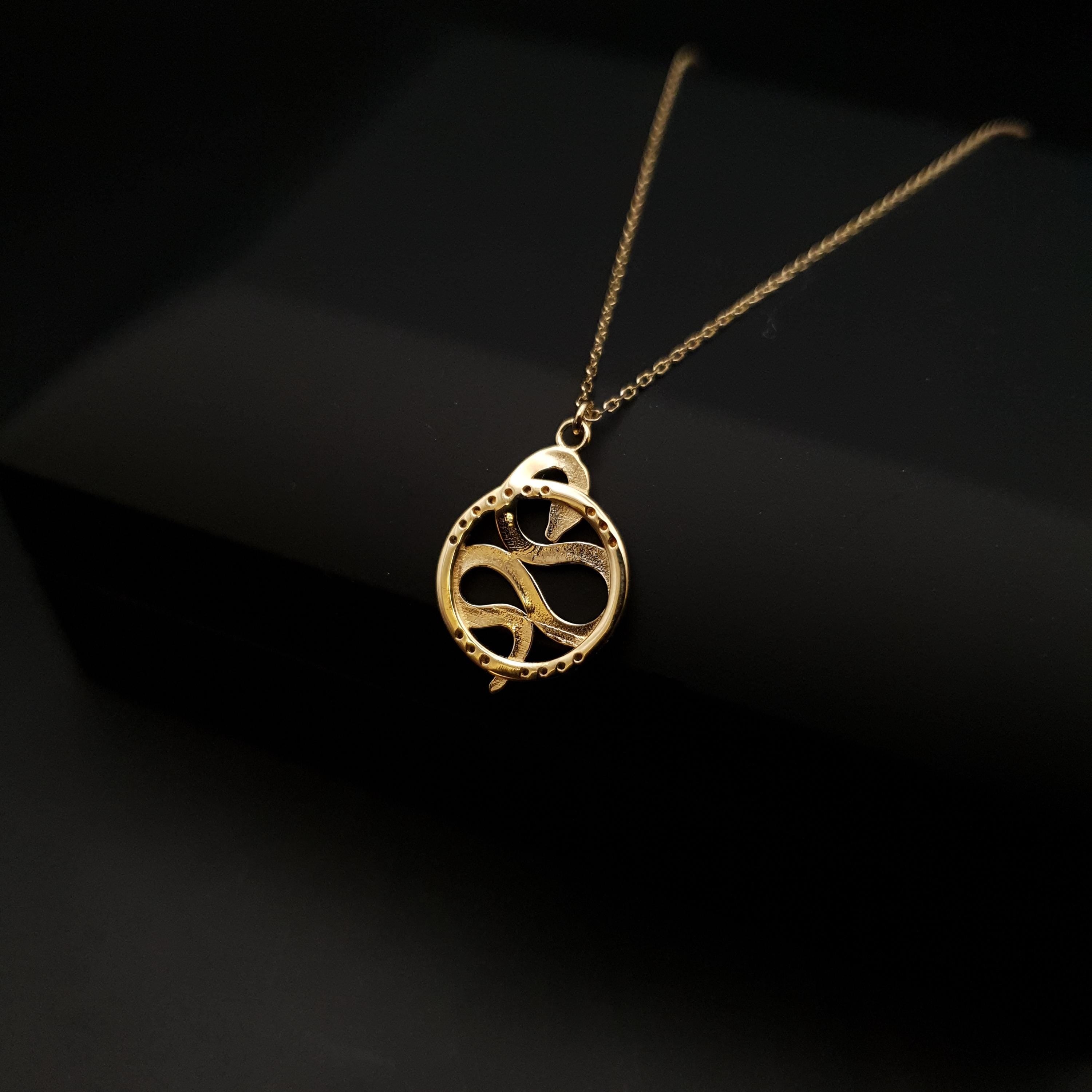 18K Gold Snake Pendant Necklace: Symbol of Luck
