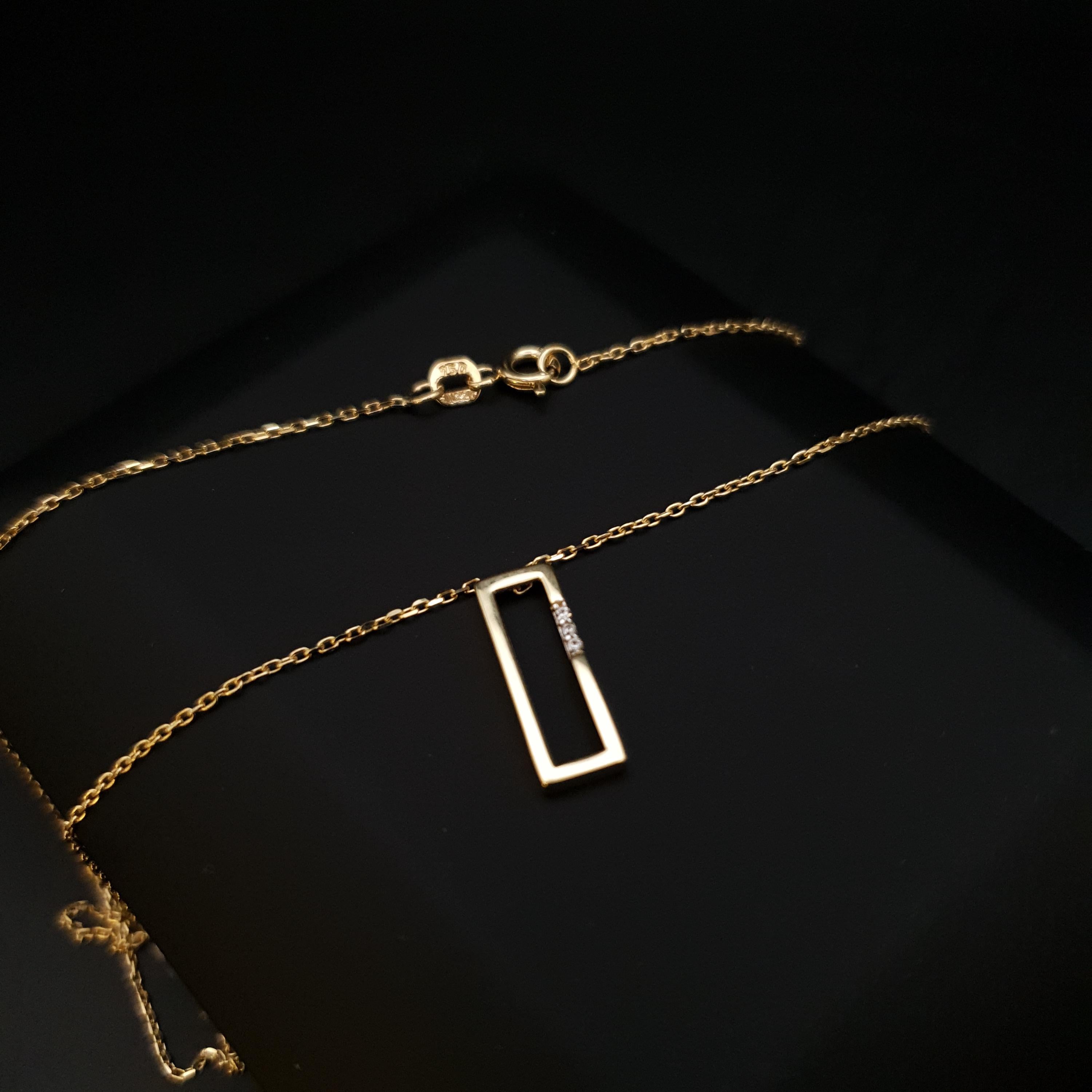18K Gold Rectangle Necklace: Modern Geometric Charm
