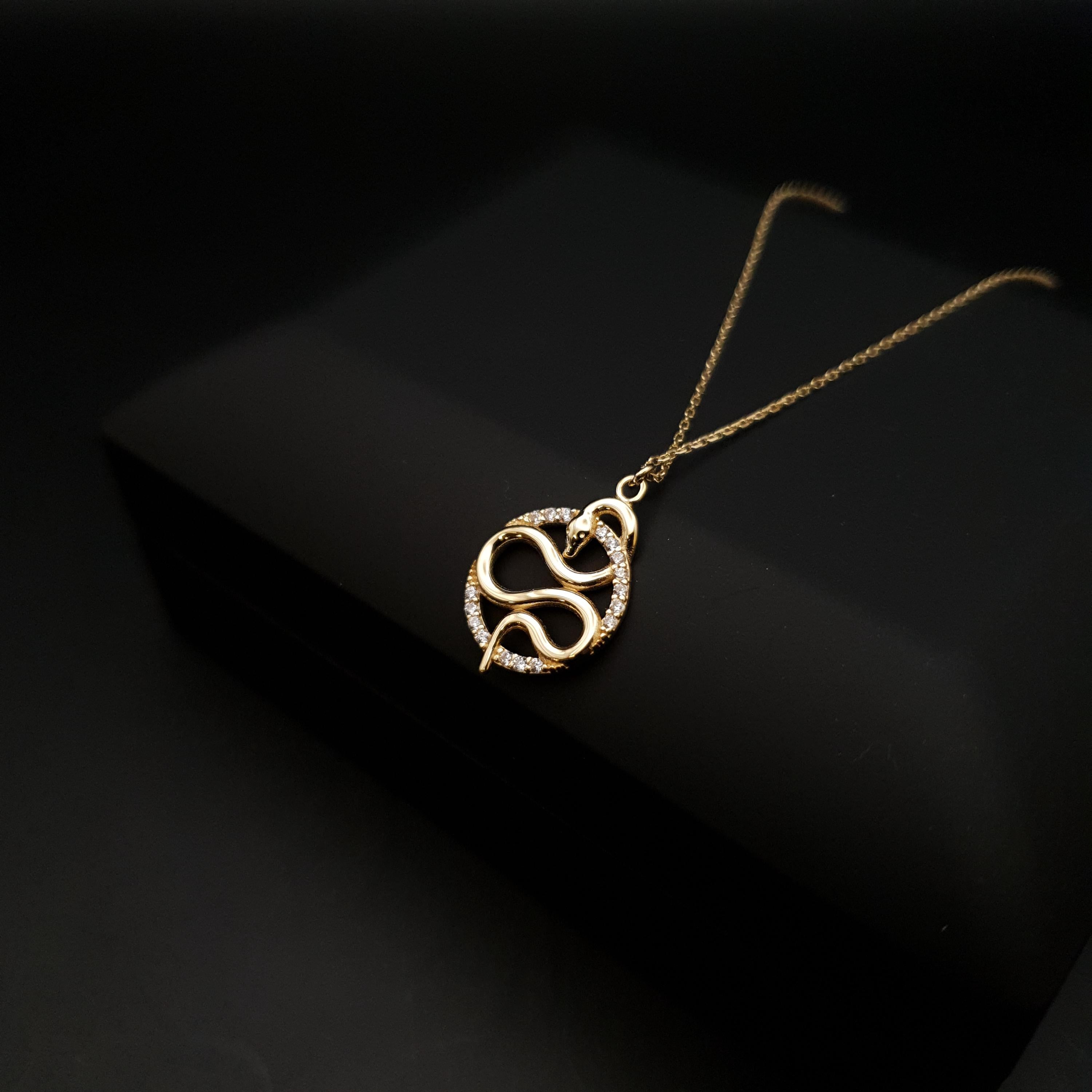 18K Gold Snake Pendant Necklace: Symbol of Luck
