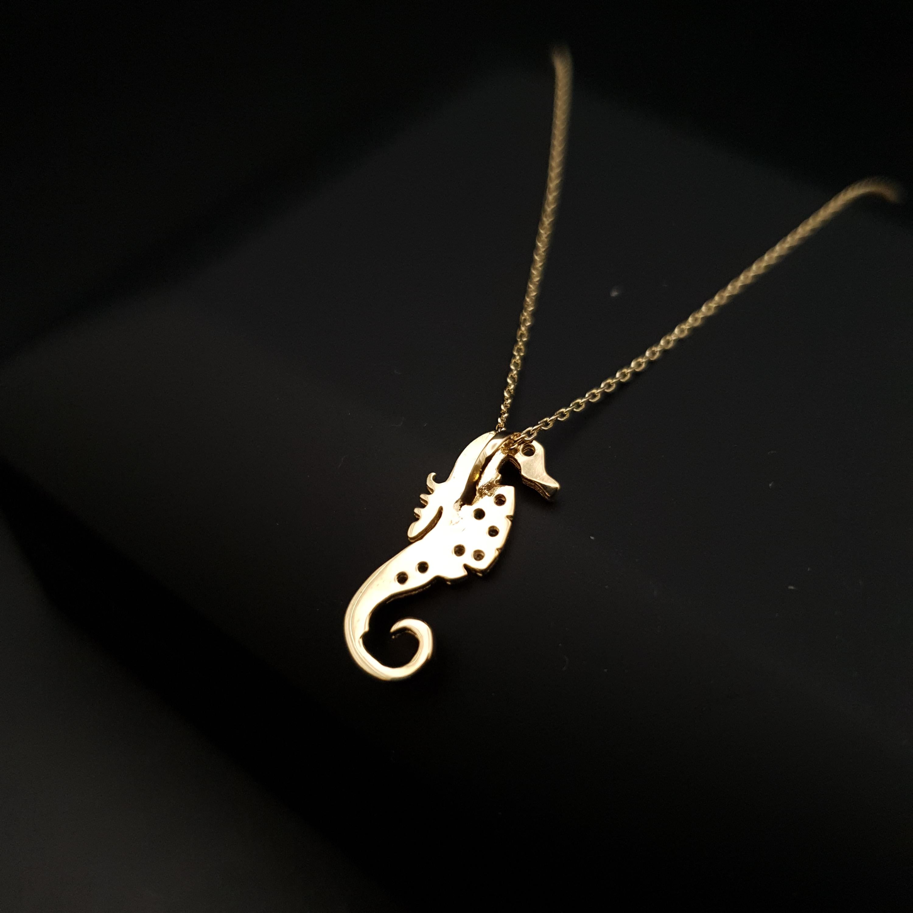 18K Solid Gold Sea Horse Pendant Necklace: Modern Design