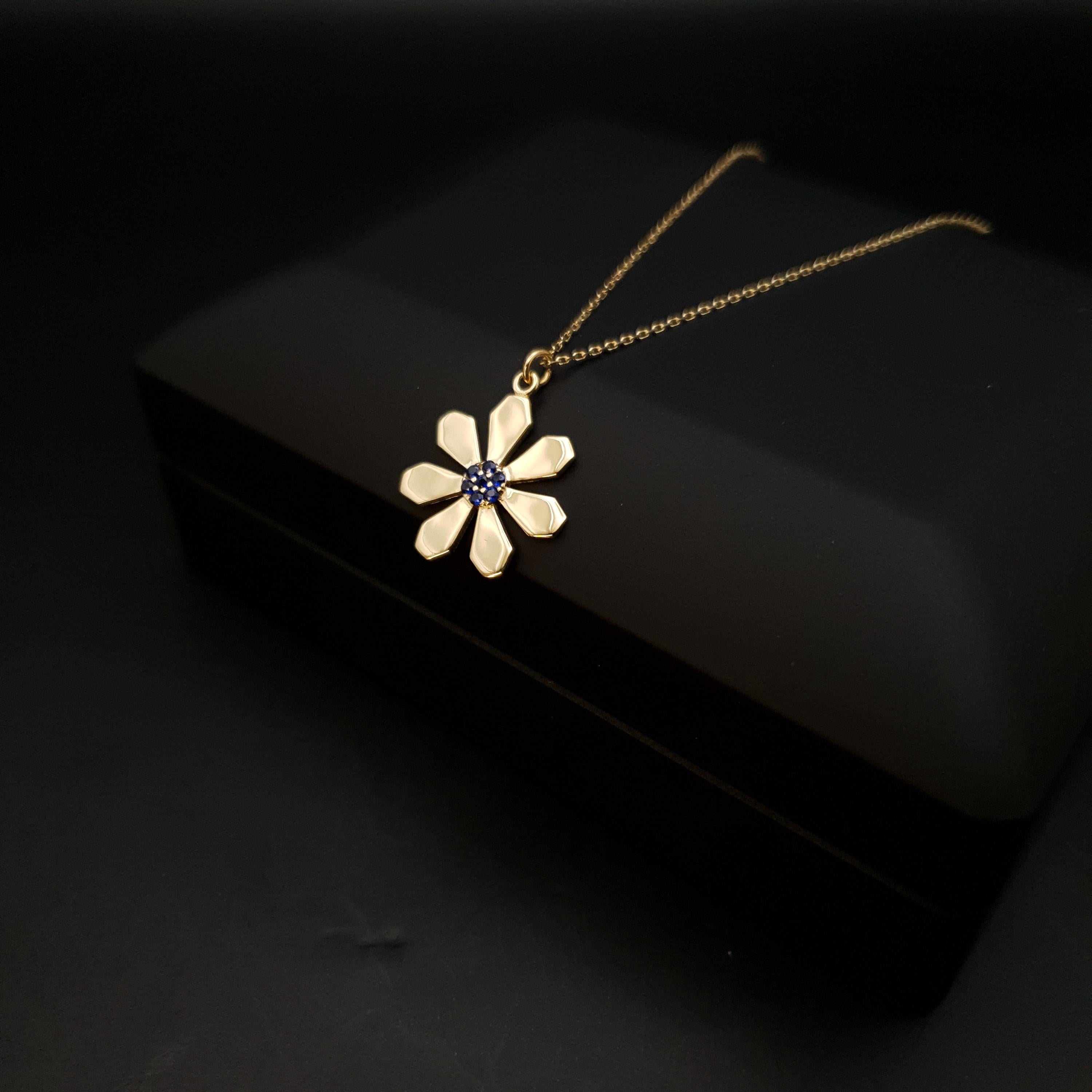 18K Gold Daisy Flower Pendant Necklace