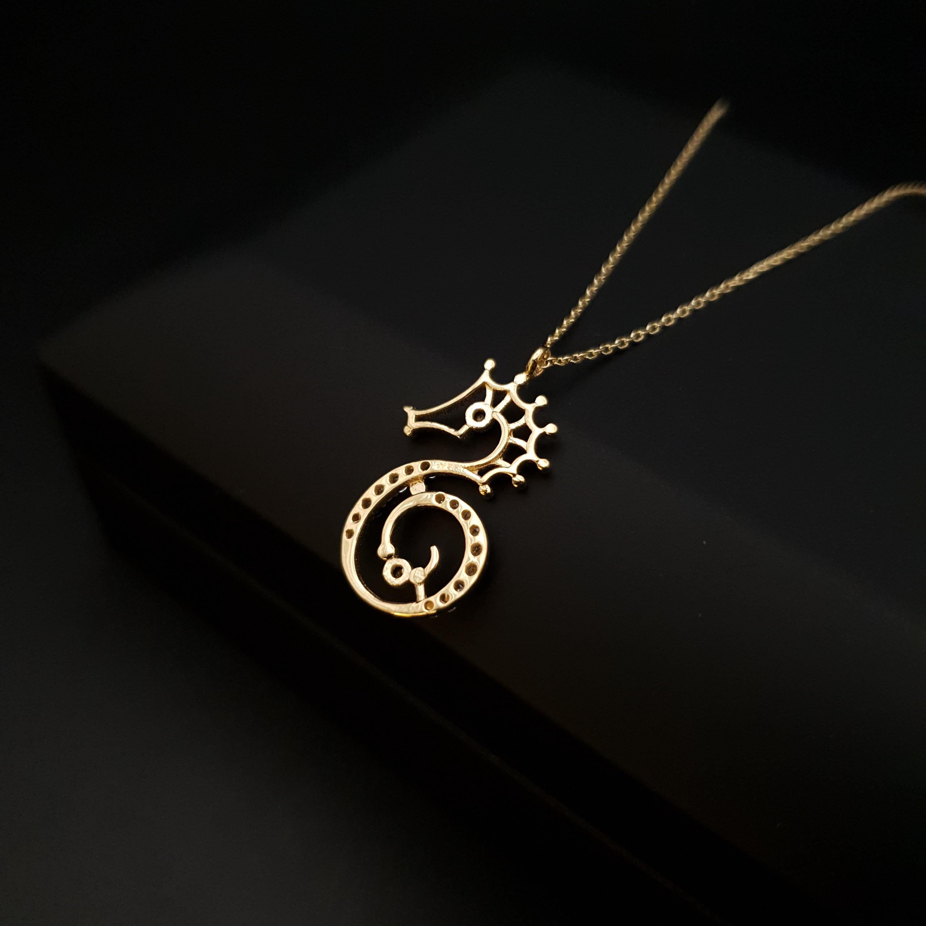 18K Gold Sea Horse Pendant Necklace: Modern Charm Design