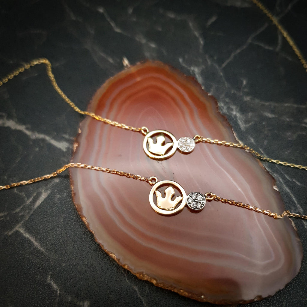 18K Gold Crown Necklace: Delicate Charm Pendant