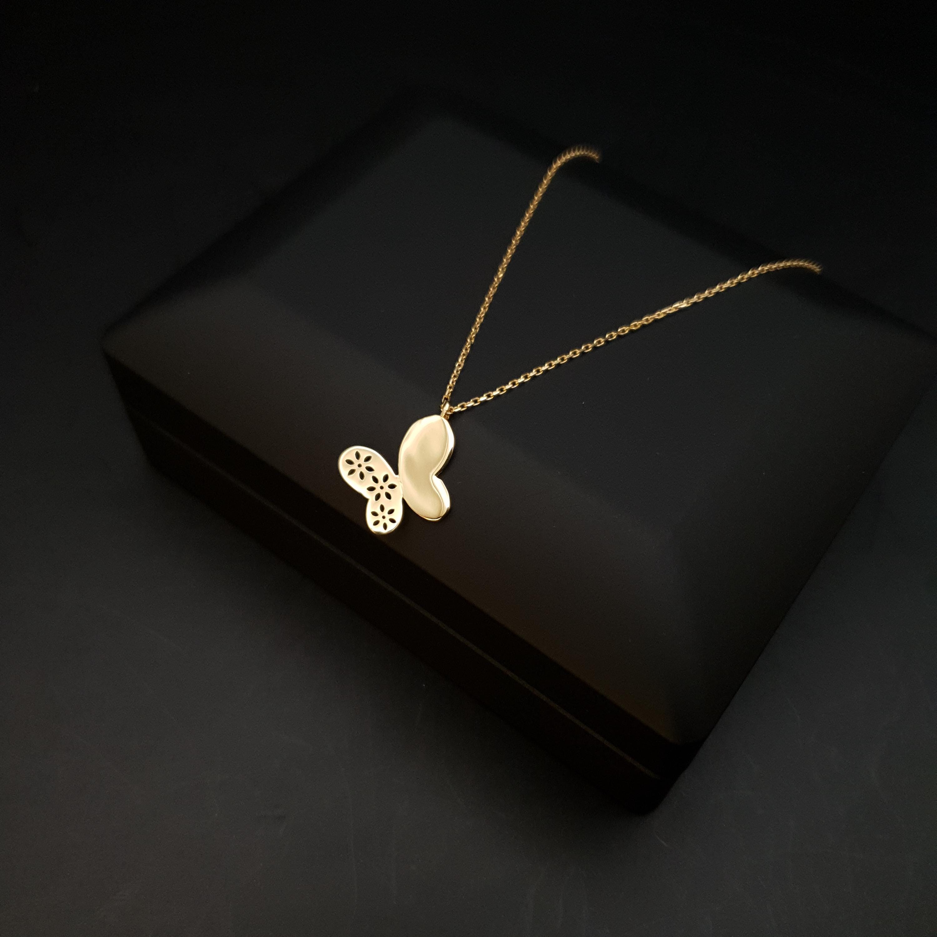 18K Gold Butterfly Pendant Necklace: Modern Charm Jewelry