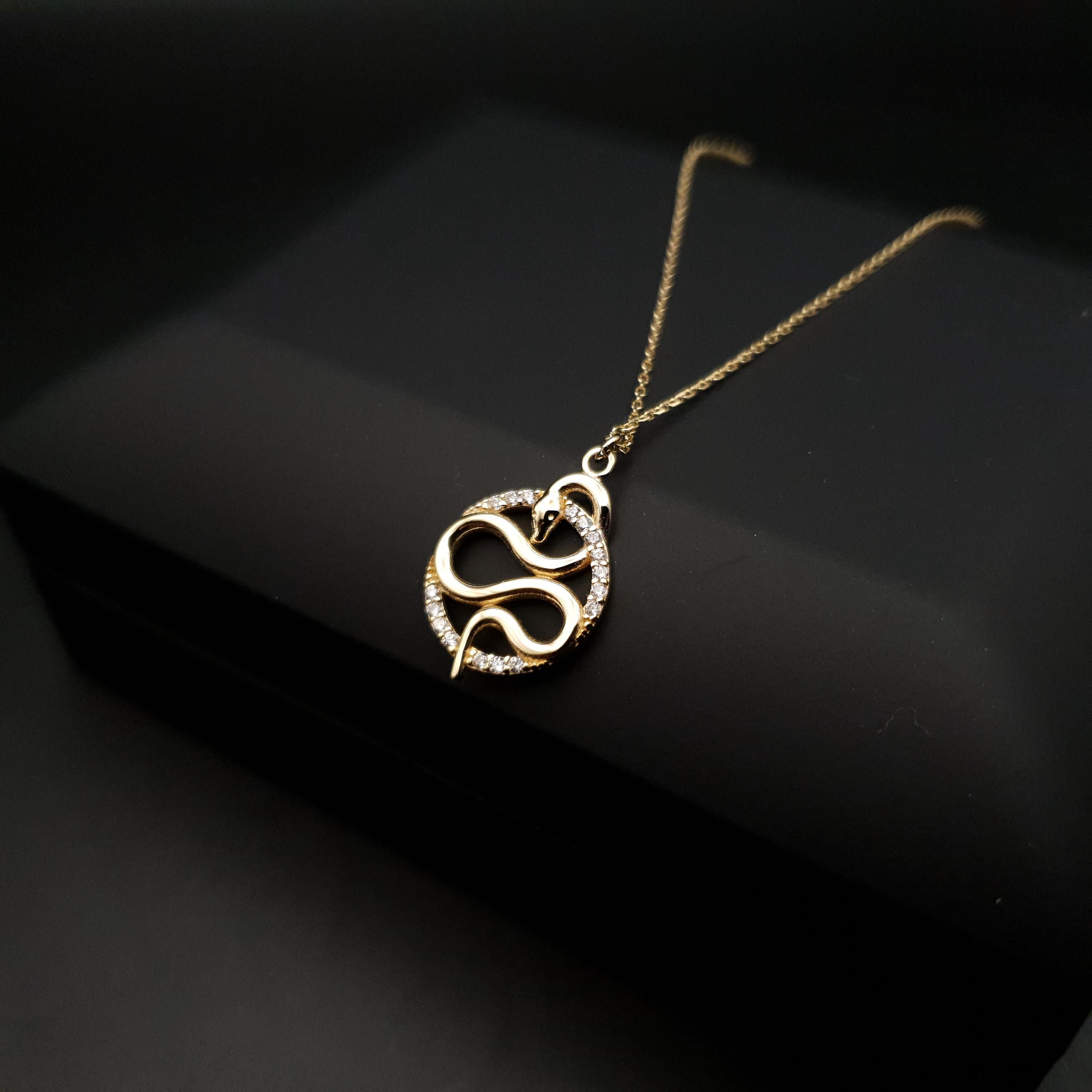 18K Gold Snake Pendant Necklace: Symbol of Luck