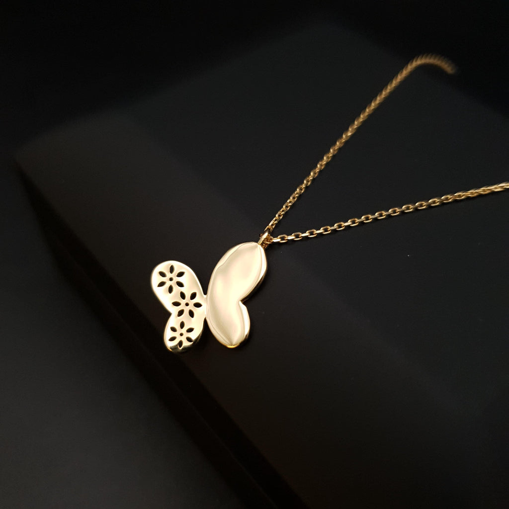 18K Gold Butterfly Pendant Necklace: Modern Charm Jewelry
