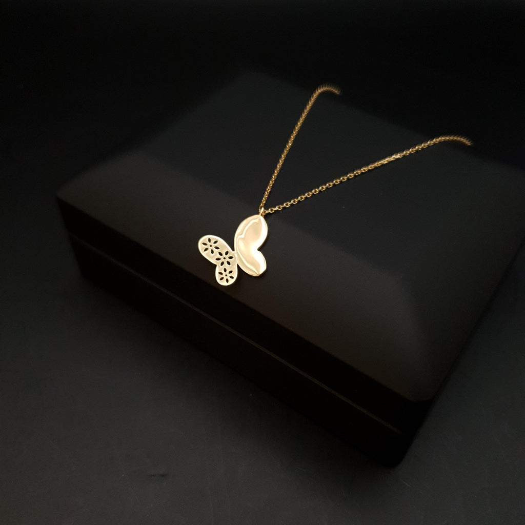 18K Gold Butterfly Pendant Necklace: Modern Charm Jewelry