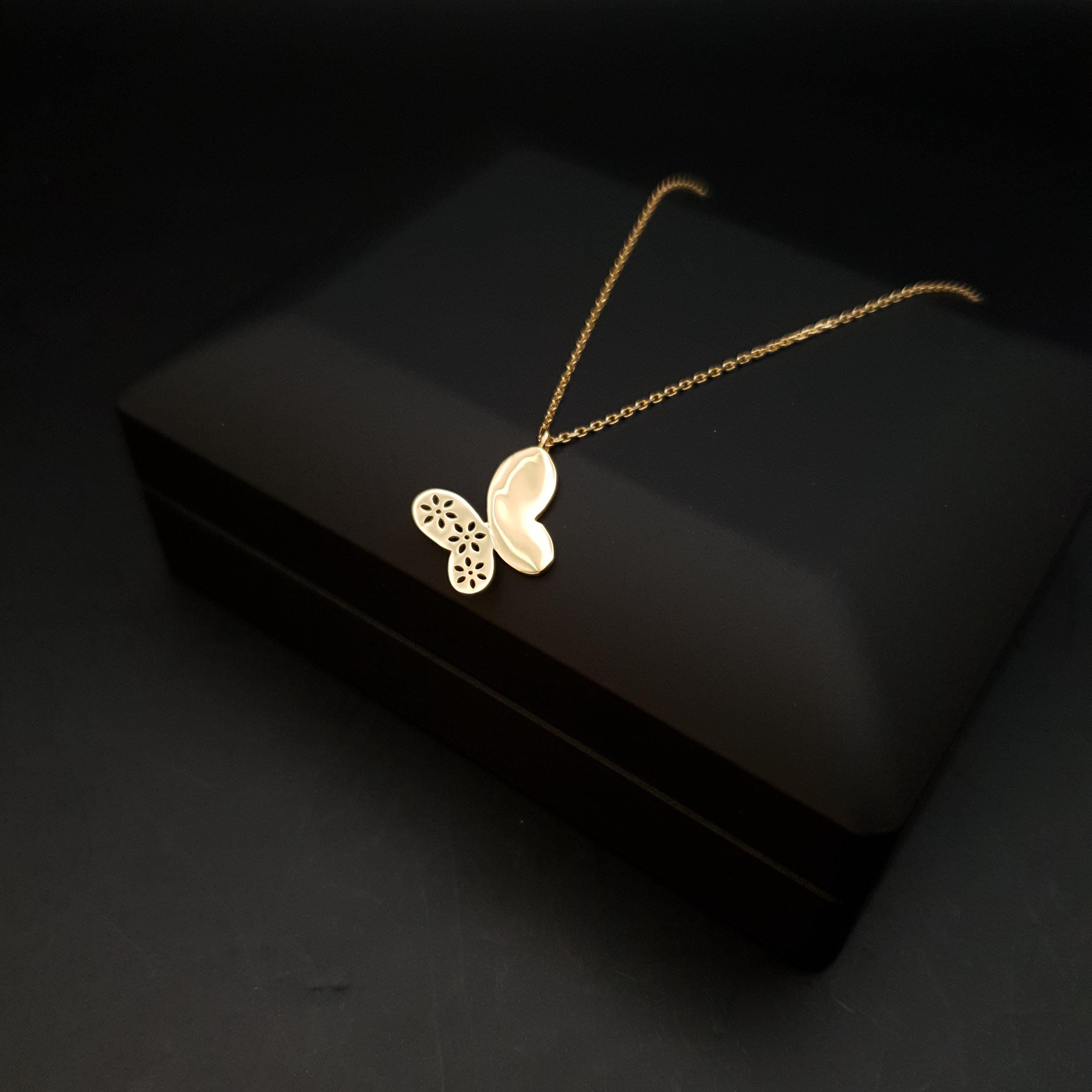 18K Gold Butterfly Pendant Necklace: Modern Charm Jewelry