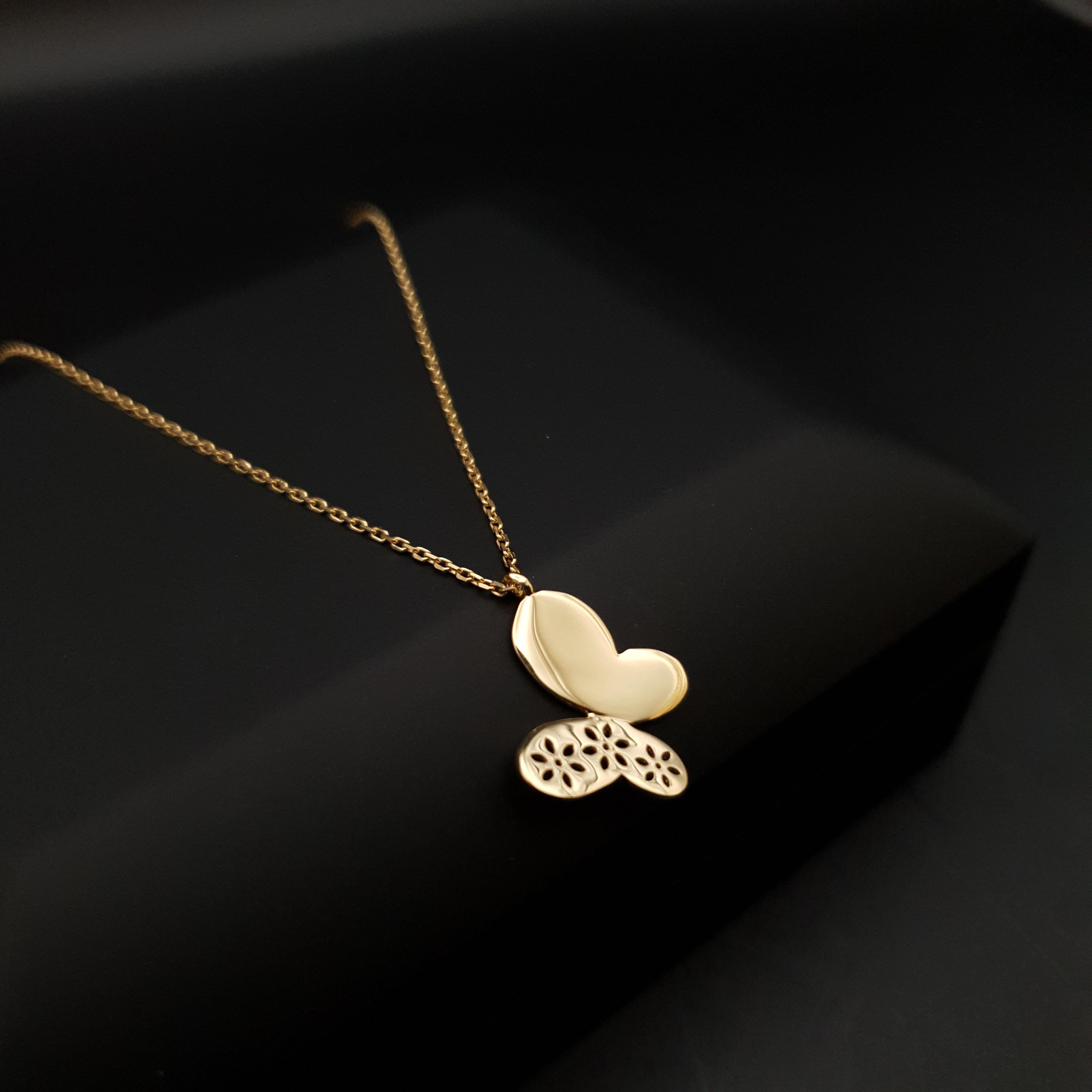 18K Gold Butterfly Pendant Necklace: Modern Charm Jewelry