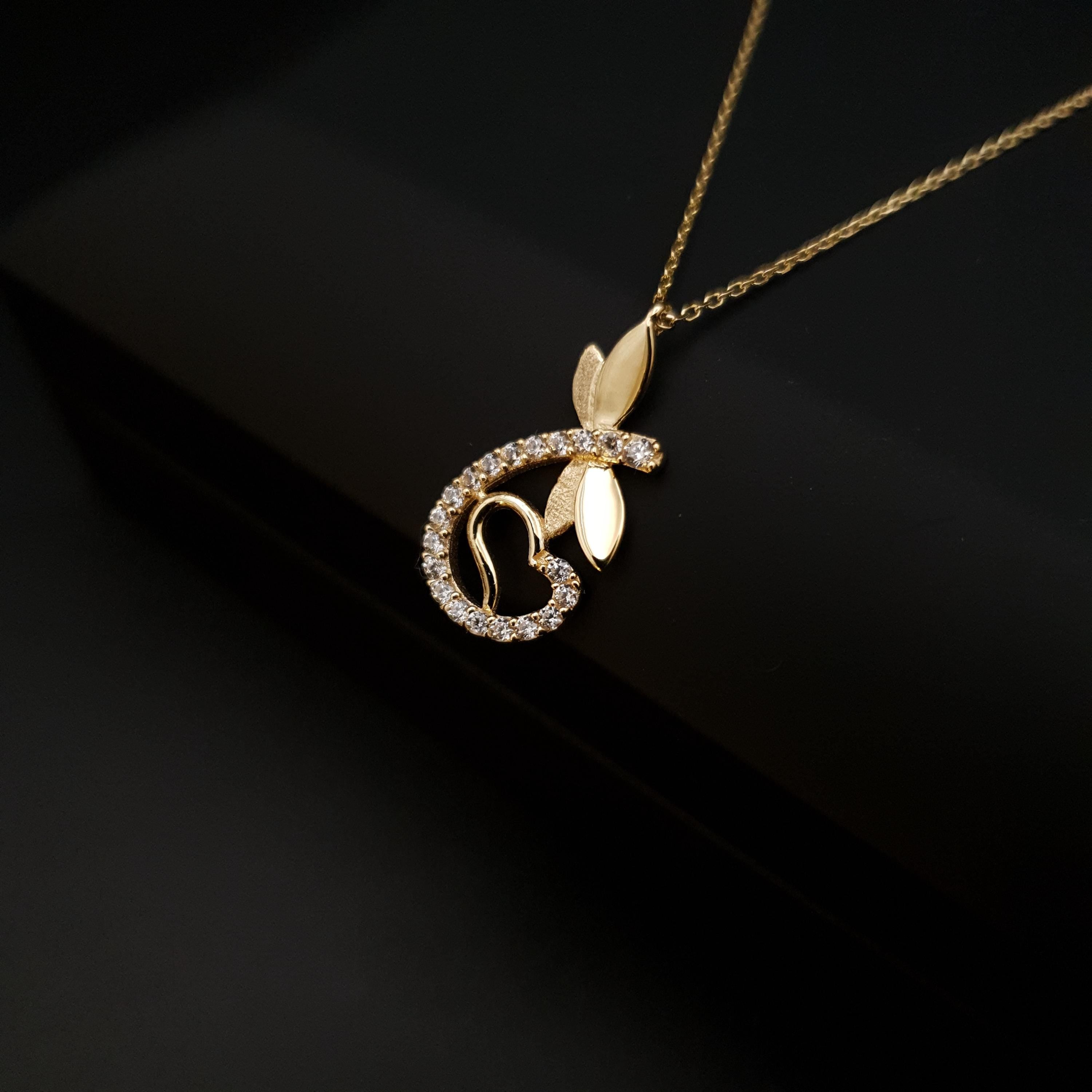 18K Gold Dragonfly Pendant Necklace: Delicate Charm, 18 inch