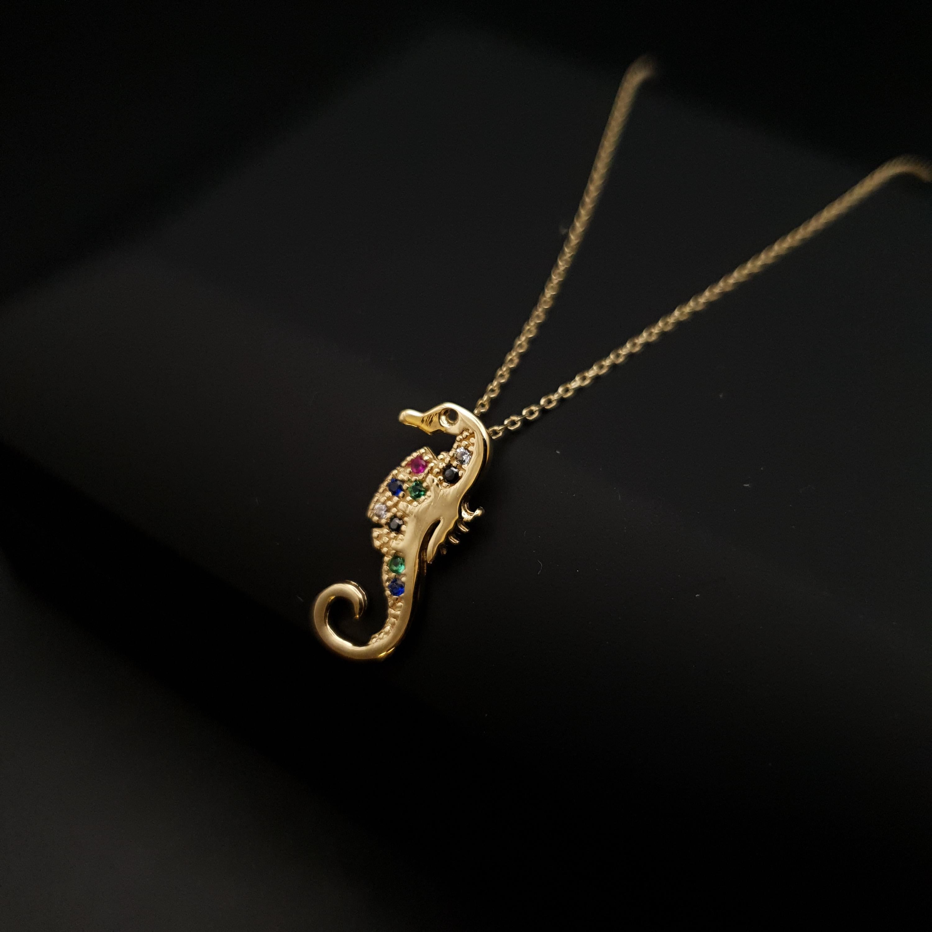 18K Solid Gold Sea Horse Pendant Necklace: Modern Design