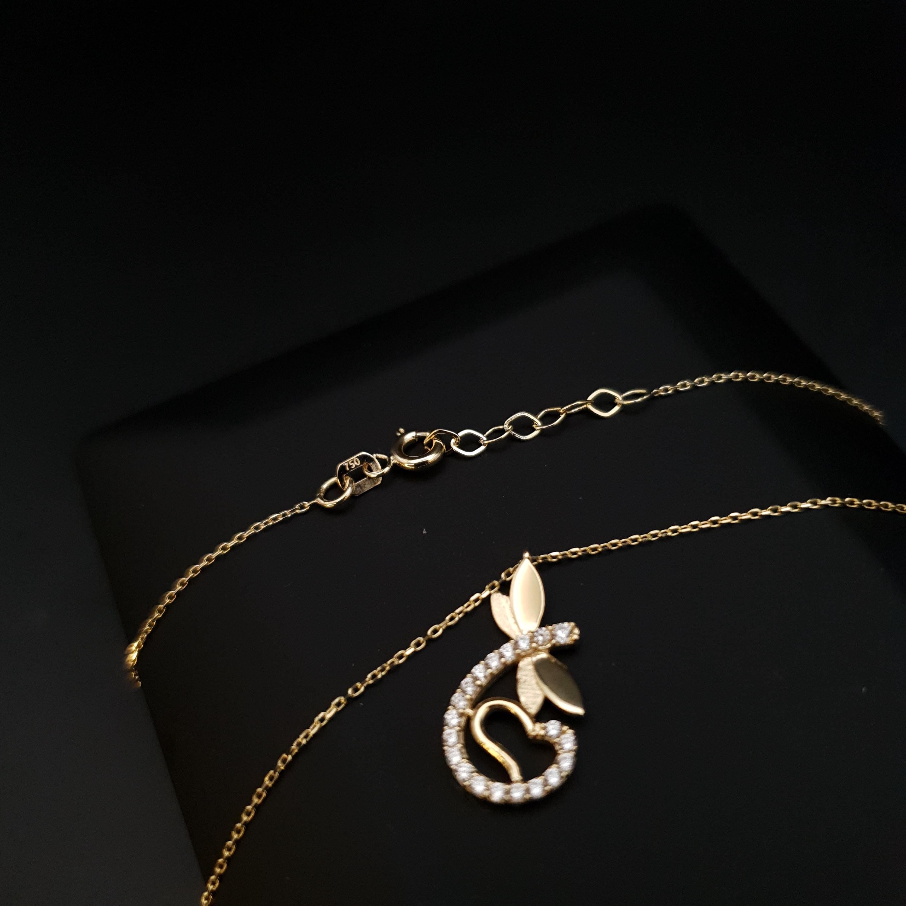 18K Gold Dragonfly Pendant Necklace: Delicate Charm, 18 inch
