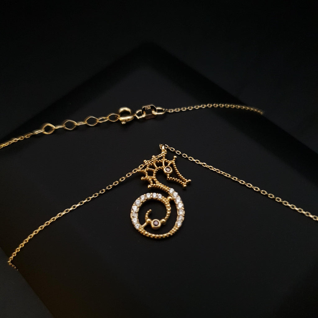18K Gold Sea Horse Pendant Necklace: Modern Charm Design
