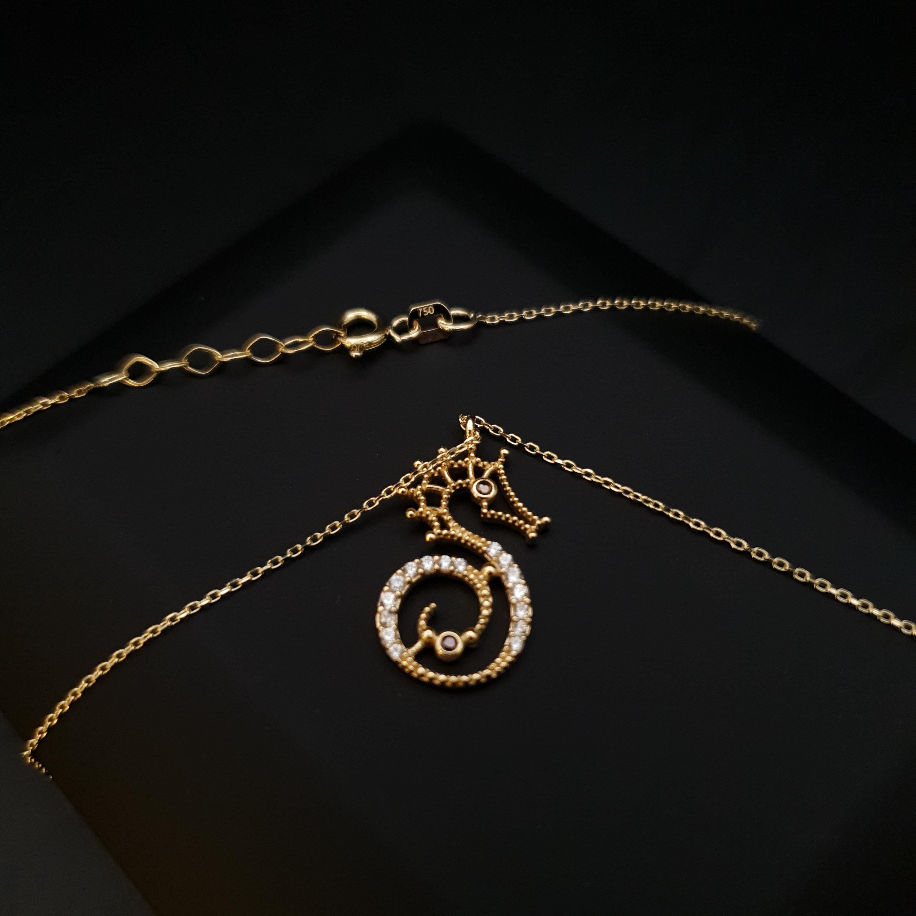 18K Gold Sea Horse Pendant Necklace: Modern Charm Design