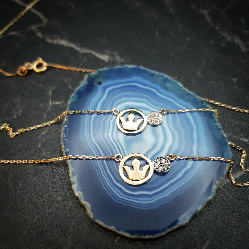 18K Gold Crown Necklace: Delicate Charm Pendant
