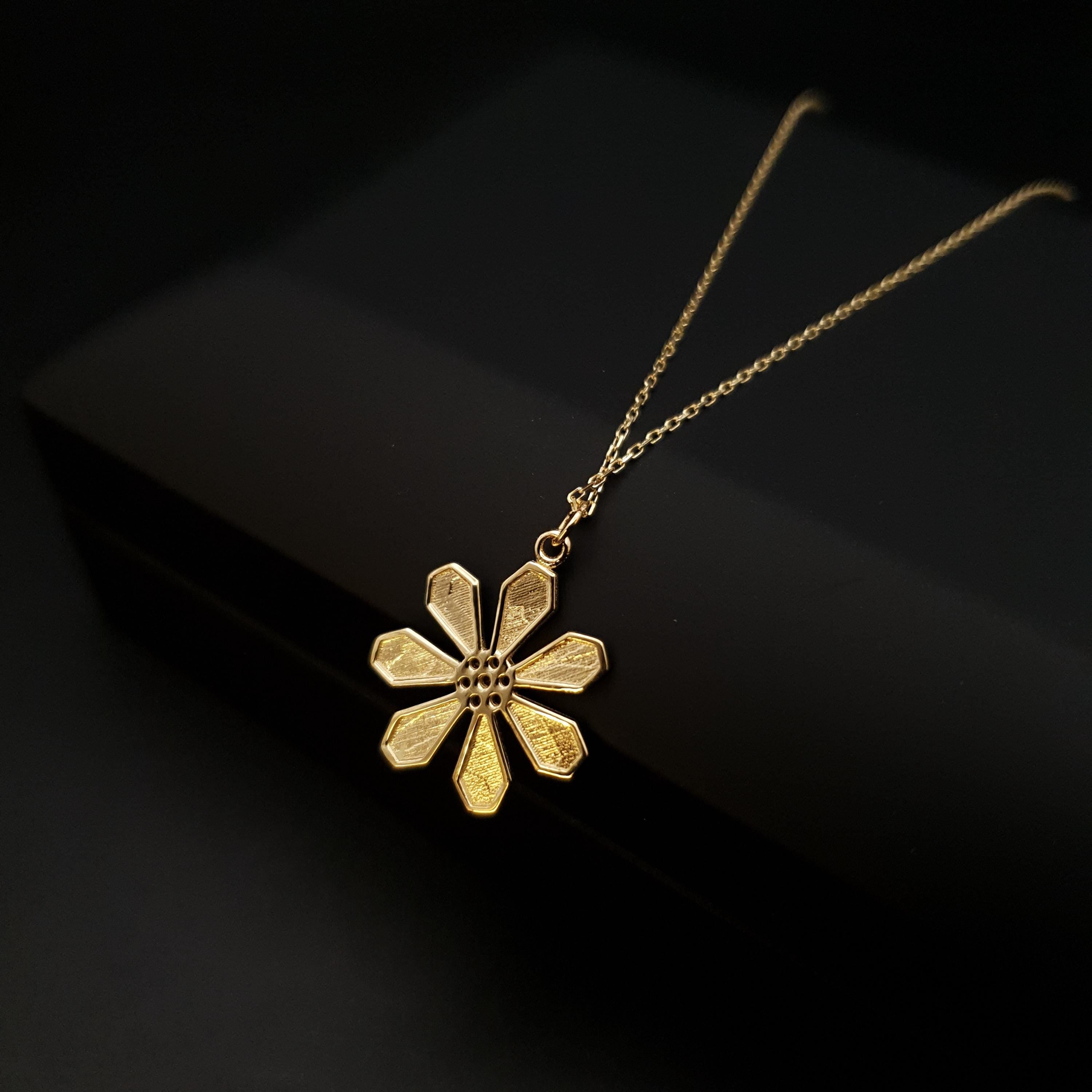 18K Gold Daisy Flower Pendant Necklace