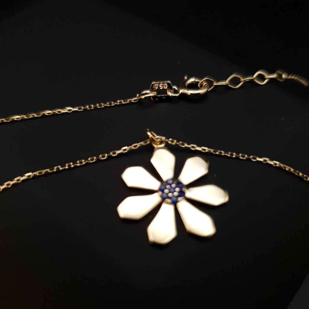 18K Gold Daisy Flower Pendant Necklace
