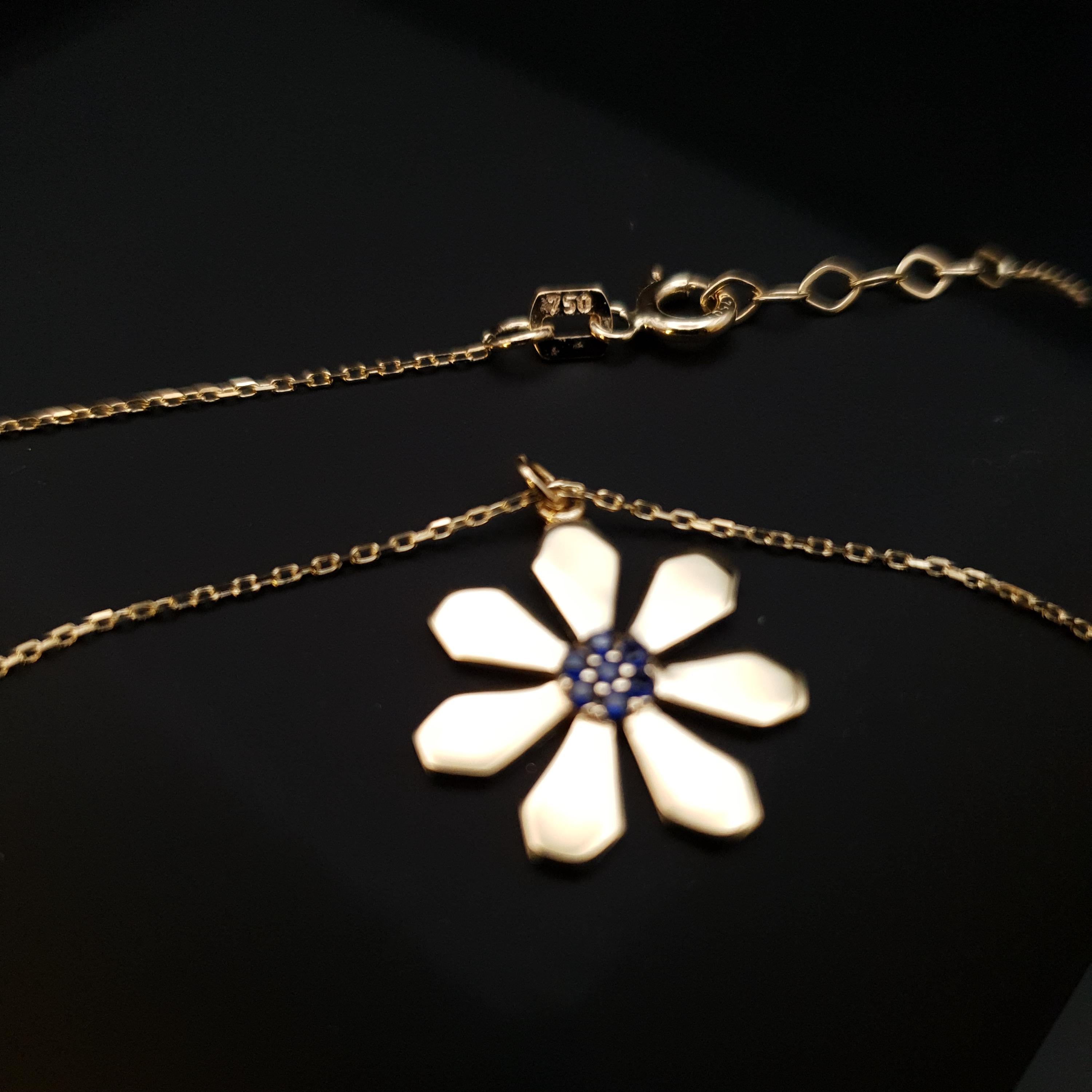 18K Gold Daisy Flower Pendant Necklace