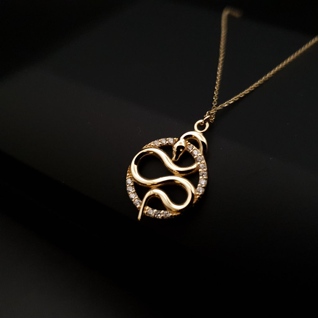 18K Gold Snake Pendant Necklace: Symbol of Luck