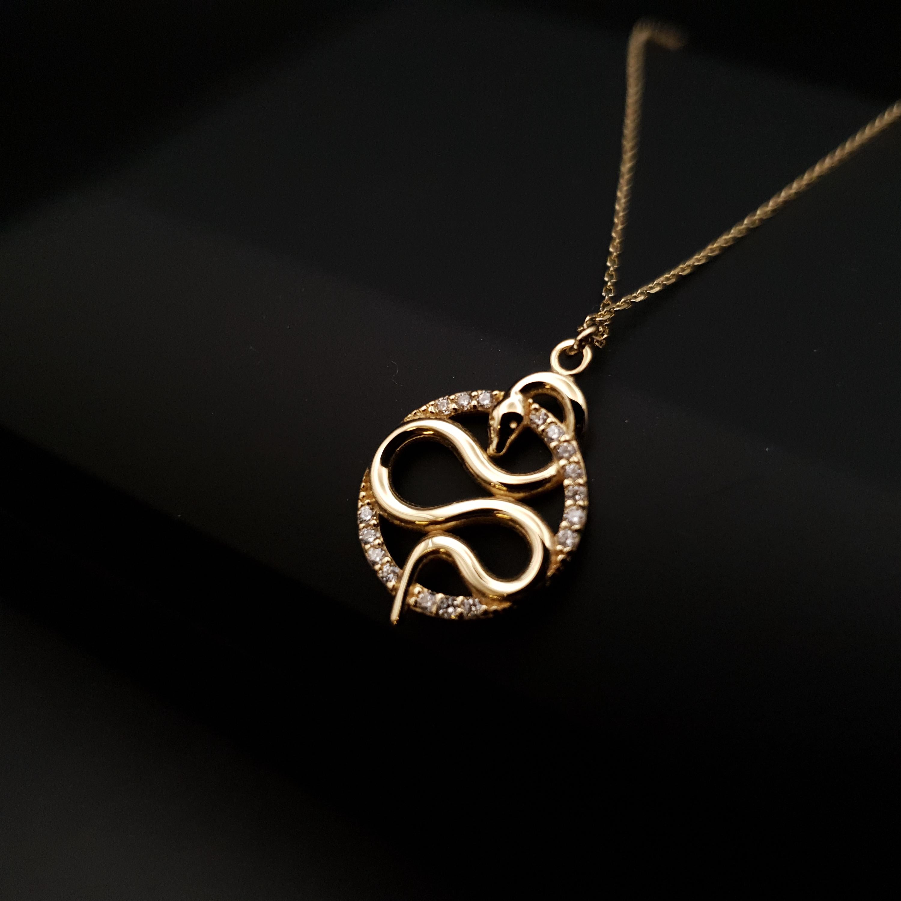 18K Gold Snake Pendant Necklace: Symbol of Luck